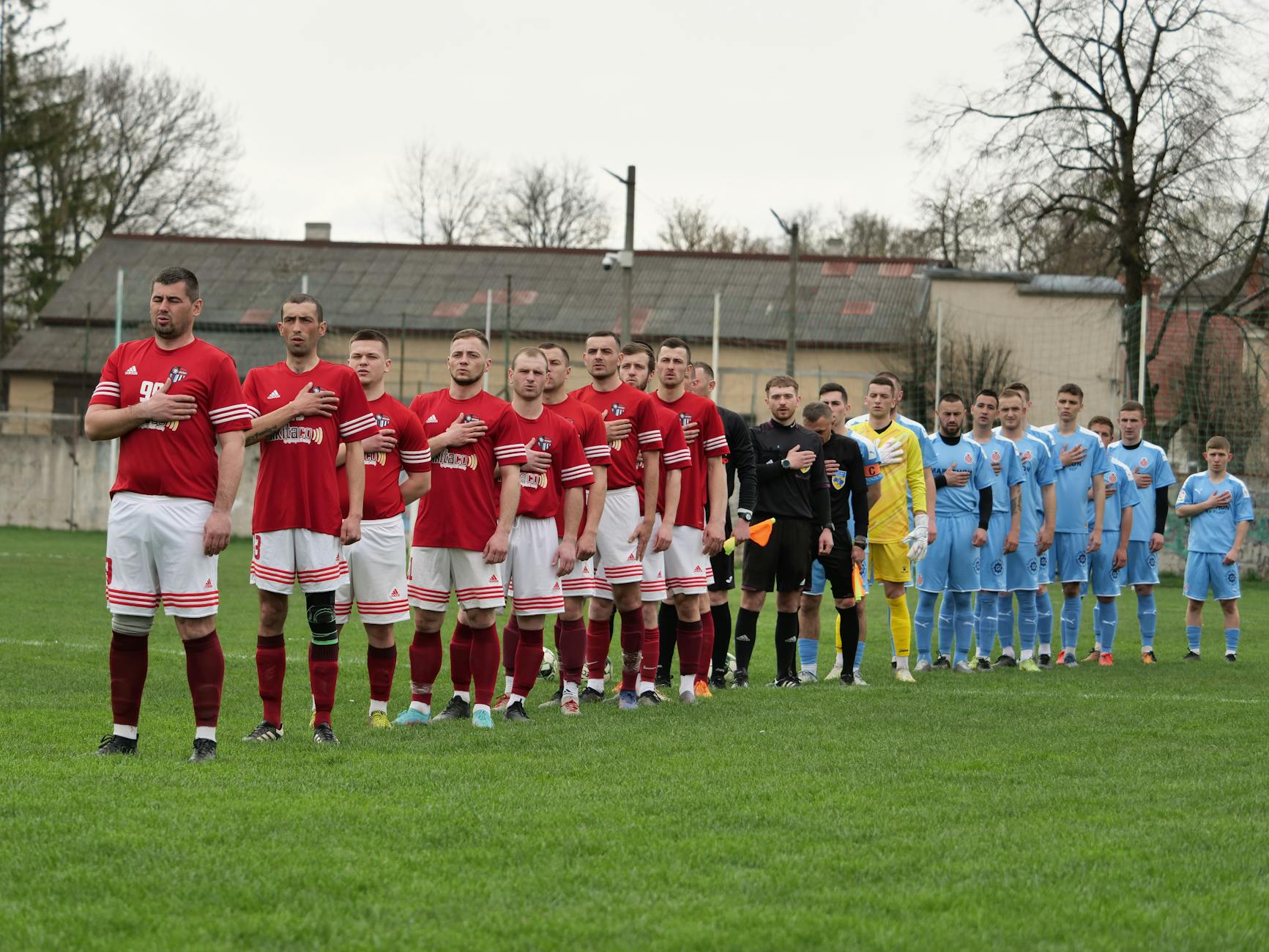 Piłkarze MKS sellBest Kraśnik świętujący awans do finału wojewódzkiego Pucharu Polski