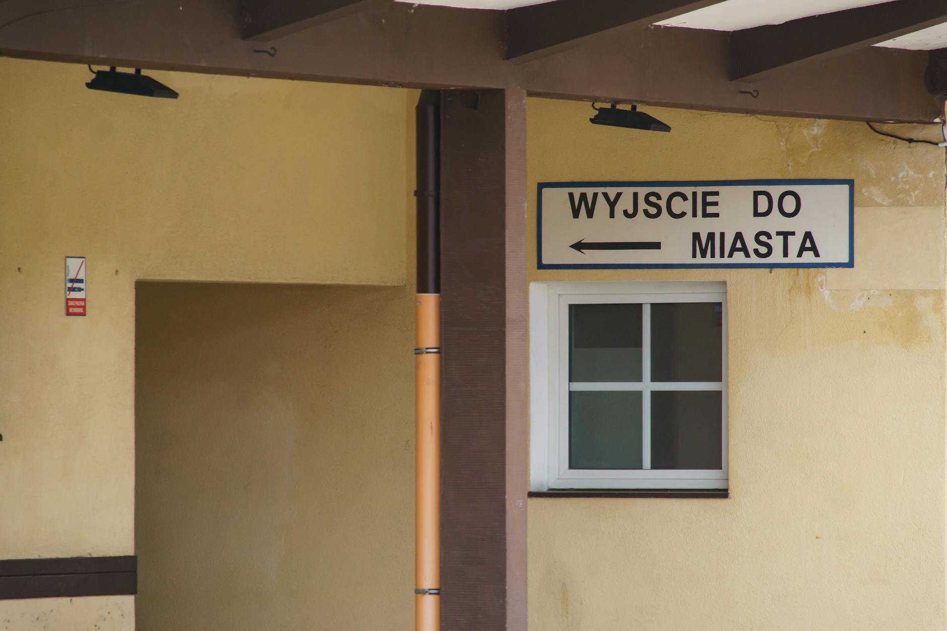 Grafika symbolizująca kolejki do specjalistów w Kraśniku - ikony lekarzy i zegara