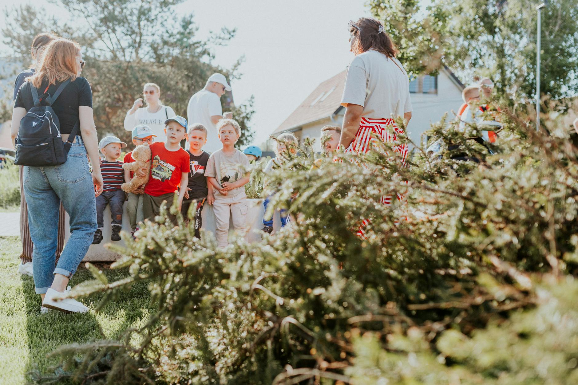 Osadzeni pracują przy sprzątaniu parku miejskiego w Kraśniku, poprawa estetyki przestrzeni publicznej