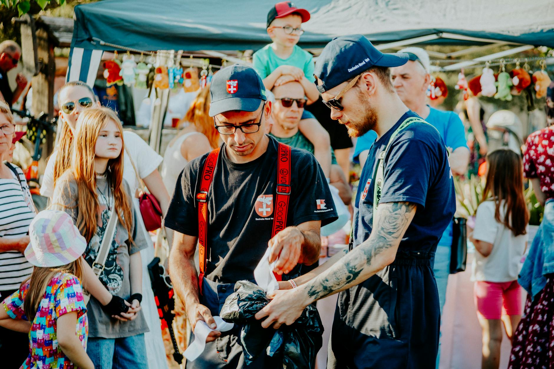 Grupa wolontariuszy pracująca razem w Kraśniku, symbolizująca siłę wolontariatu