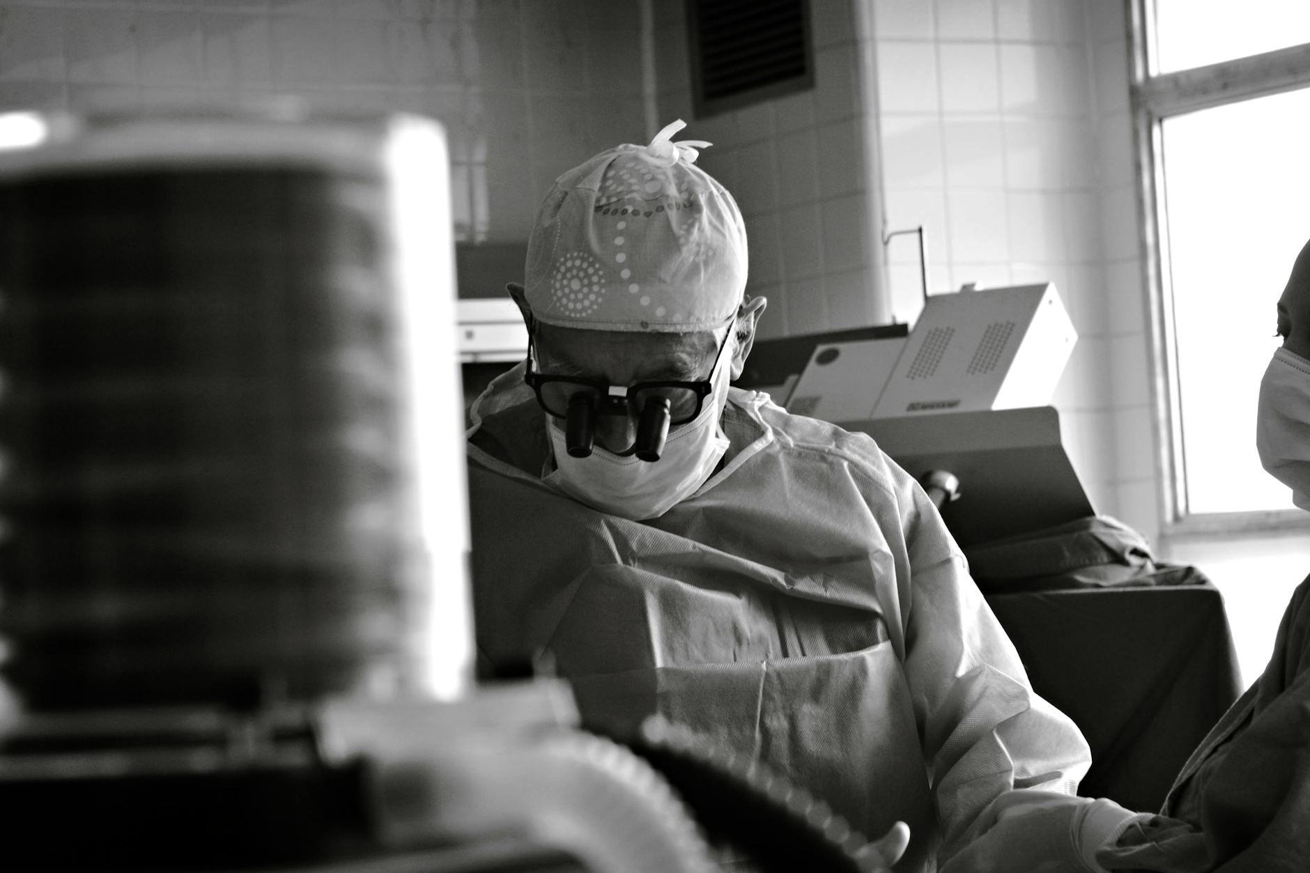 Plakat informacyjny o zmianach w medycynie pracy w Kraśniku z ikonami zdrowia i pracy.