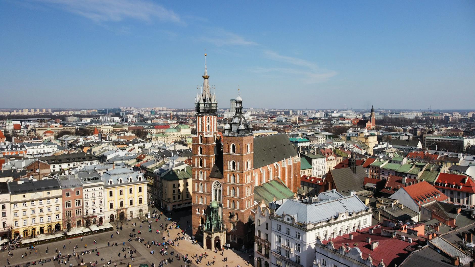 Ilustracja przedstawiająca nowoczesny budynek z innowacyjnymi oknami, symbolizujący rozwój Kraśnika i architekturę.